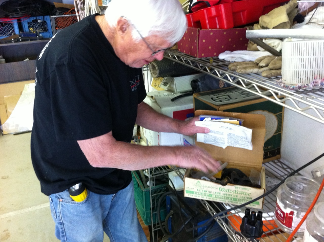 Doug Bledsoe sucht in seiner Garage nach Unterlagen und Teilen zum Porsche 356