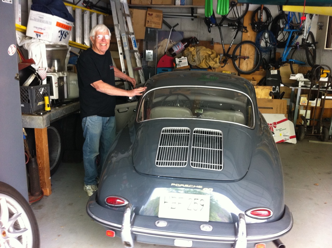Doug Bledsoe mit dem grauen Porsche 356 in seiner Garage