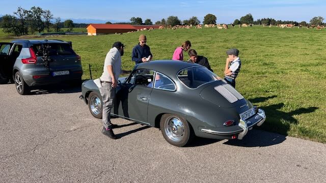 Filmteam am Porsche 356 auf einer Landstraße während der Produktion des Symphonieporsche