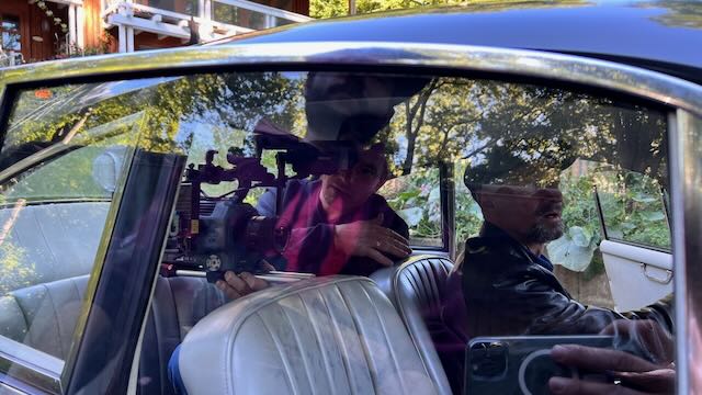 Helmut Freinecker mit einem jungen Beifahrer im Porsche 356 während der Dreharbeiten