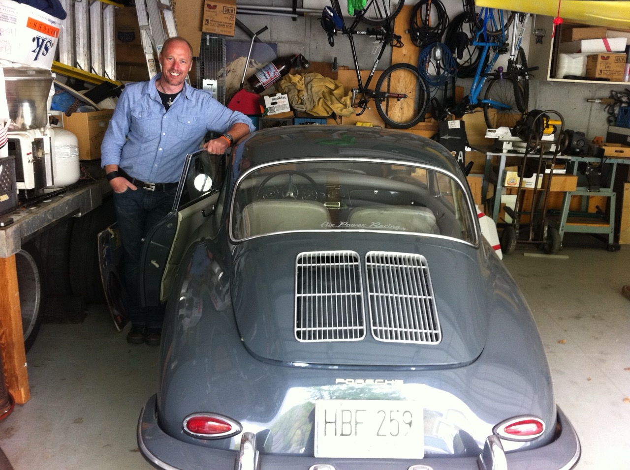 Helmut Freinecker als neuer Besitzer des Porsche 356 in der Garage