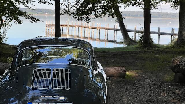 Porsche 356 Super 90 am See als zentrales Motiv des Symphonieporsche