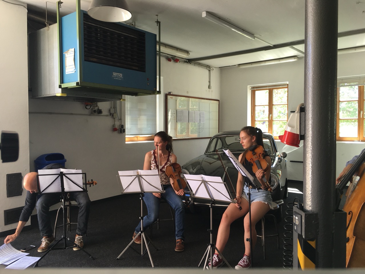 Streichquartett vor dem Porsche 356 in der Werkstatt von MasterTec