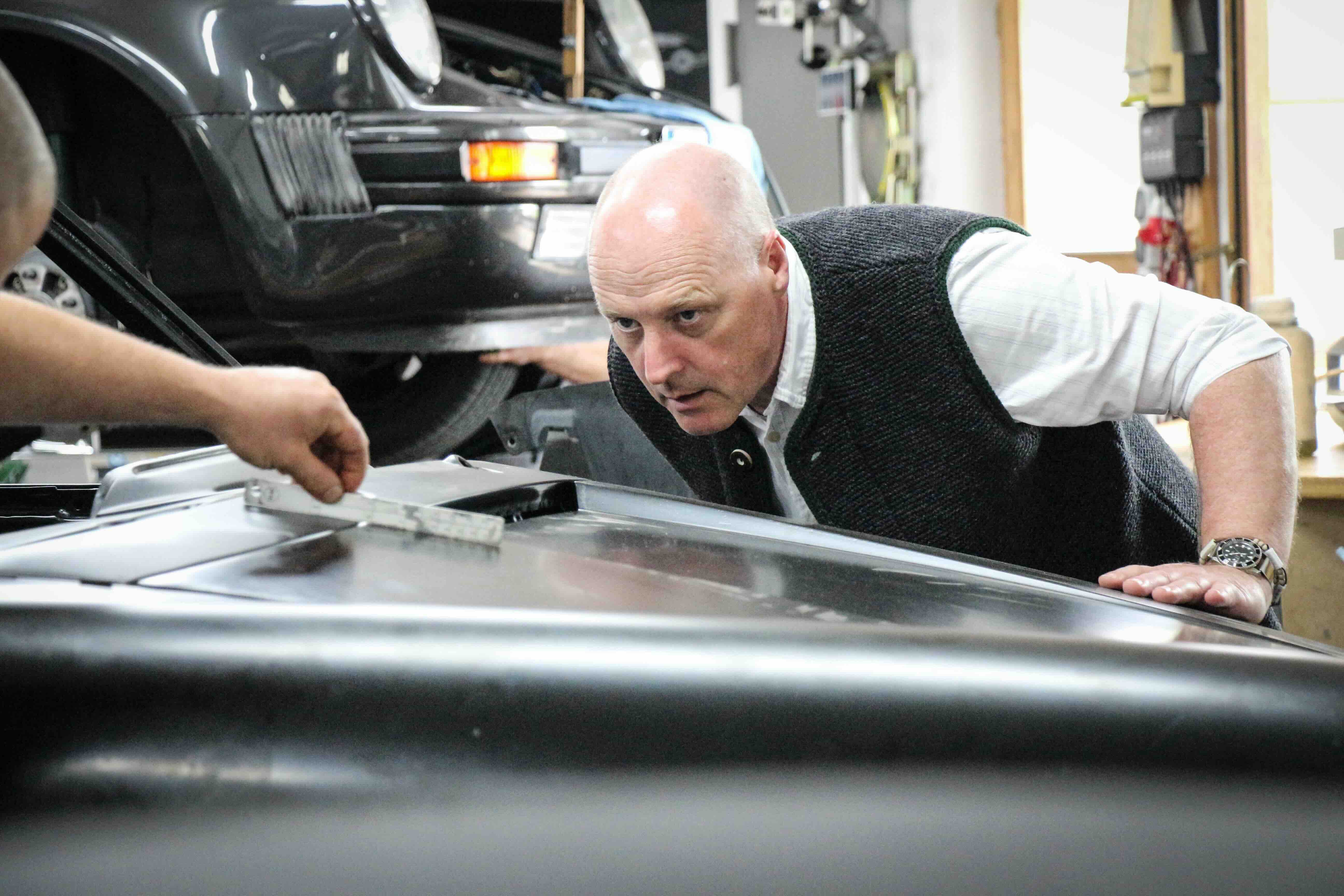 Sorgfältige Prüfung eines klassischen Porsche bei MasterTec zur Vorsorge vor Folgeschäden