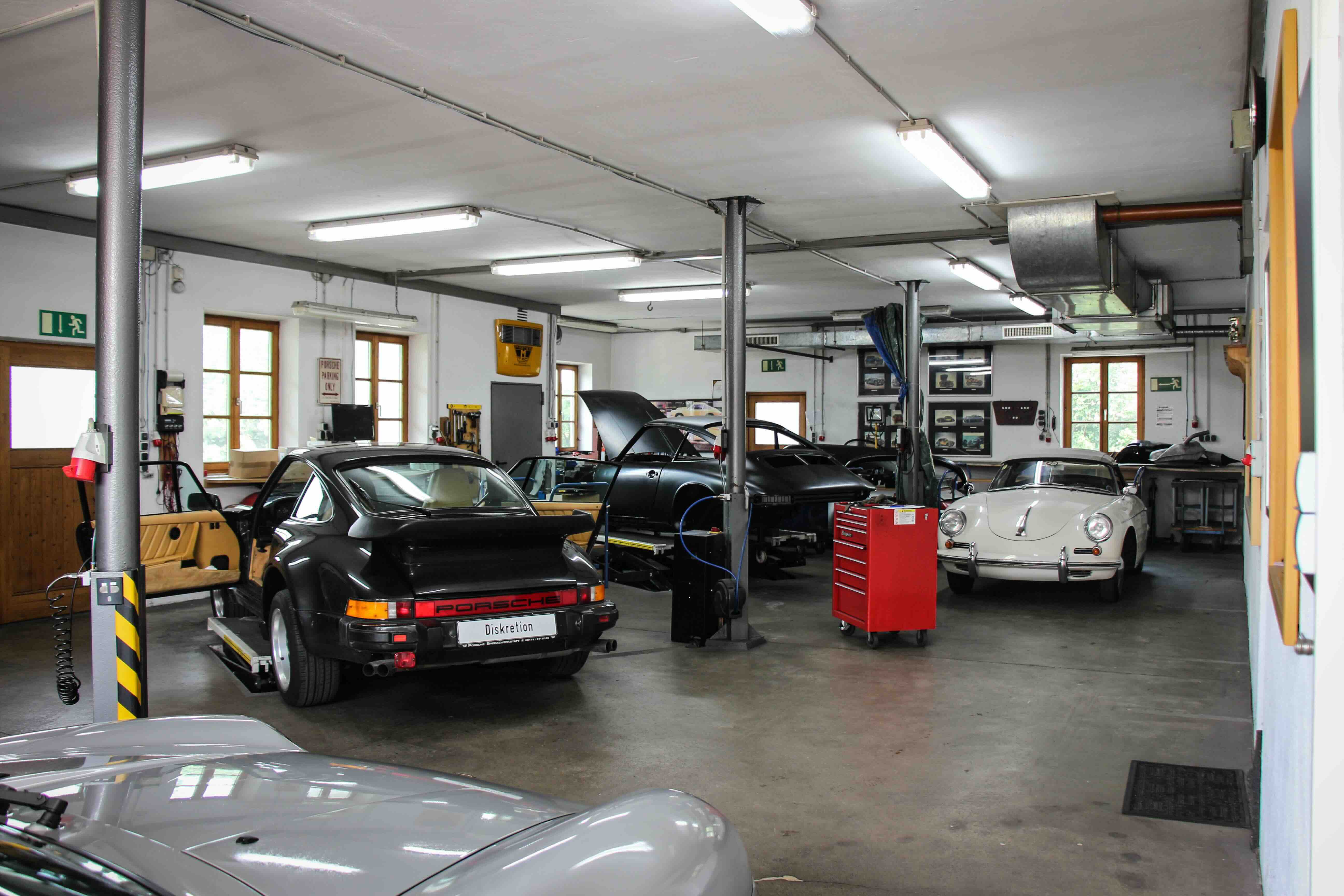 Werkstattansicht mit klassischen Porsche bei MasterTec für Wartung und Inspektion