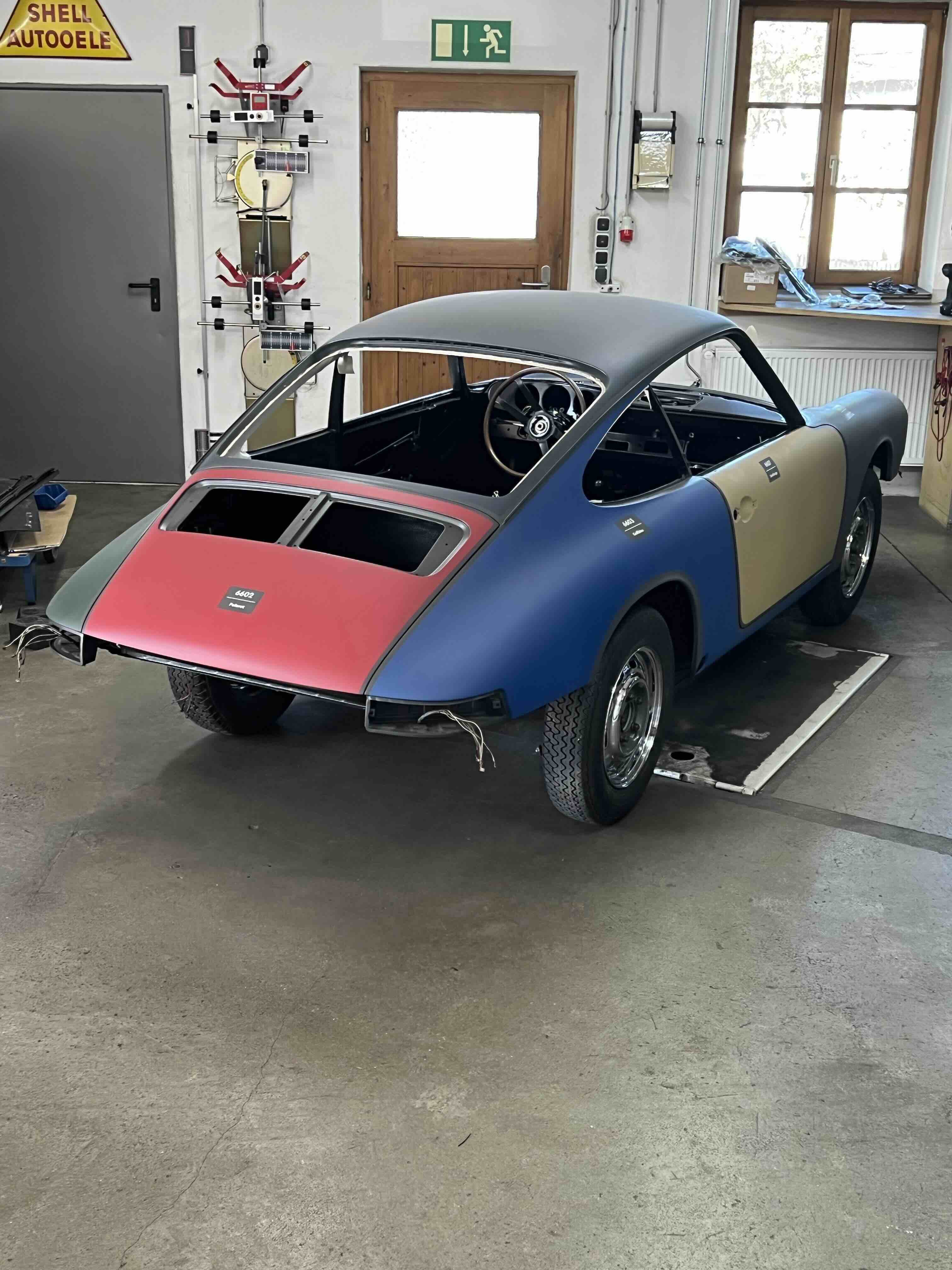 Porsche 912 mit handwerklicher Farbgestaltung als Projekt Famous Nine von Helmut Freinecker