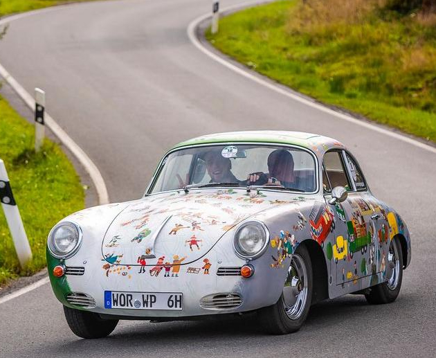 Handbemalter Porsche 356 Wimmelporsche auf einer Fahrt als Herzensprojekt von Helmut Freinecker