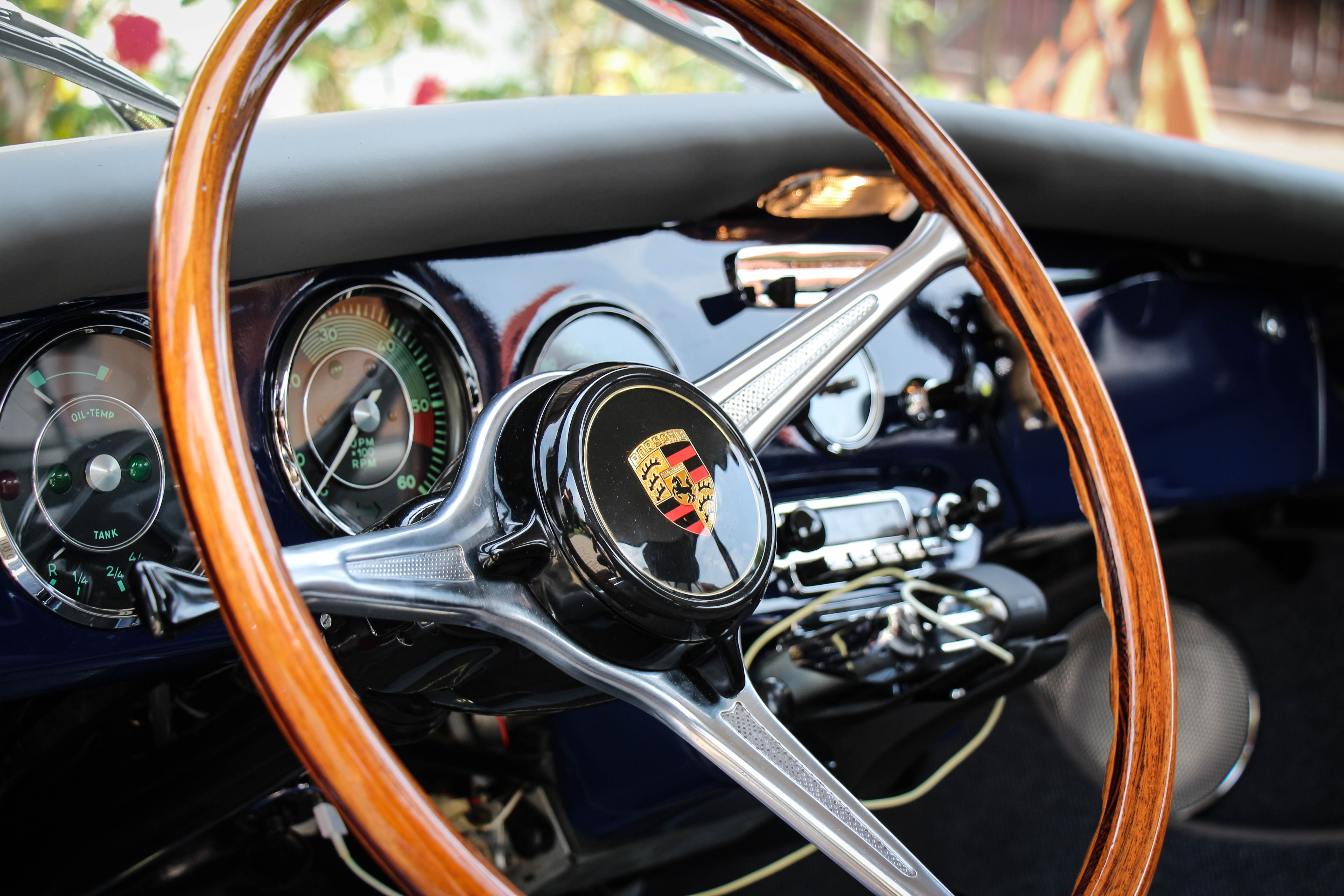 Cockpit eines klassischen Porsche 356 als Sinnbild für Werterhalt und Originalität