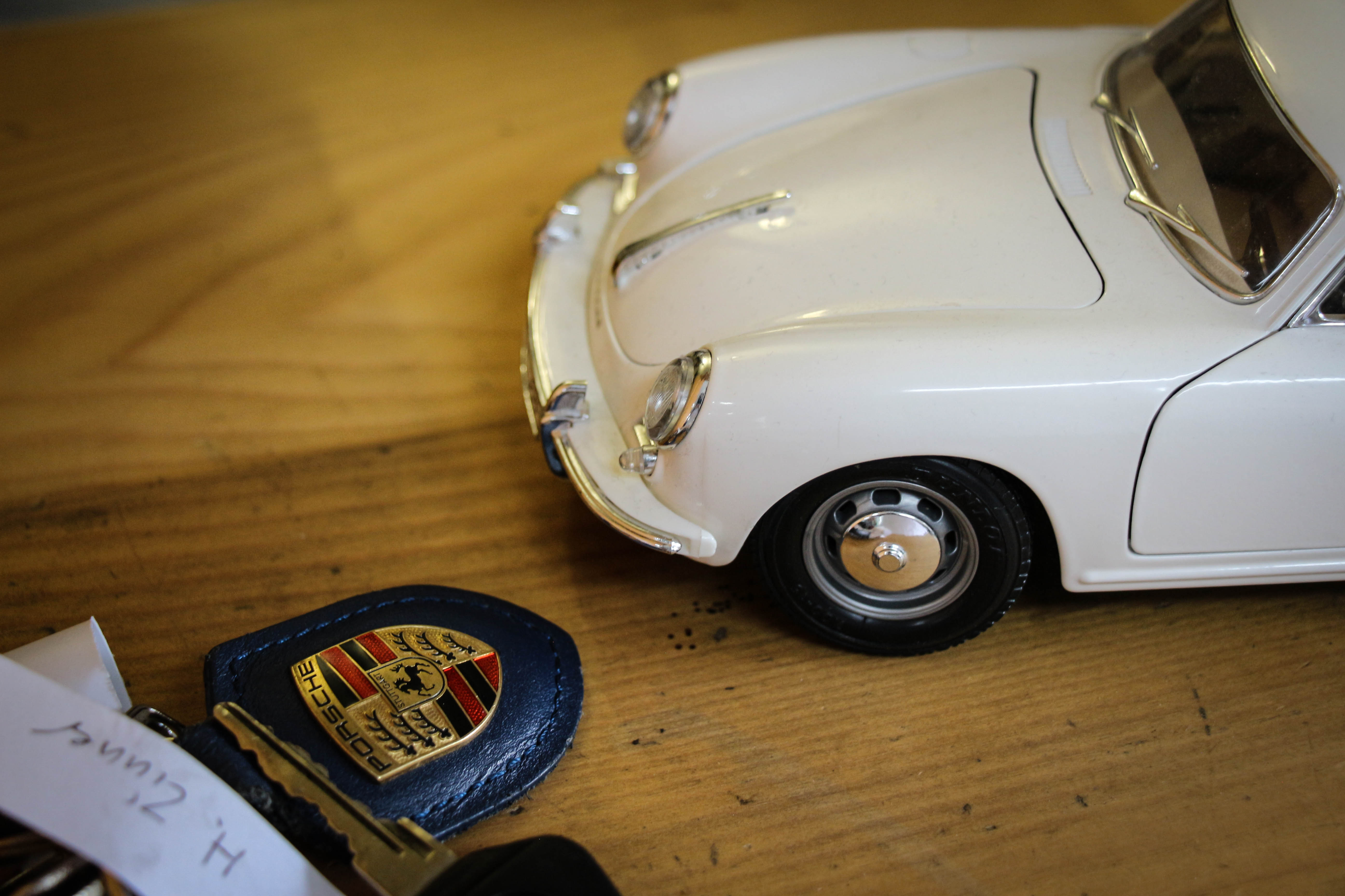 Porsche Schlüssel und Modellauto als Symbol für Kaufberatung bei MasterTec