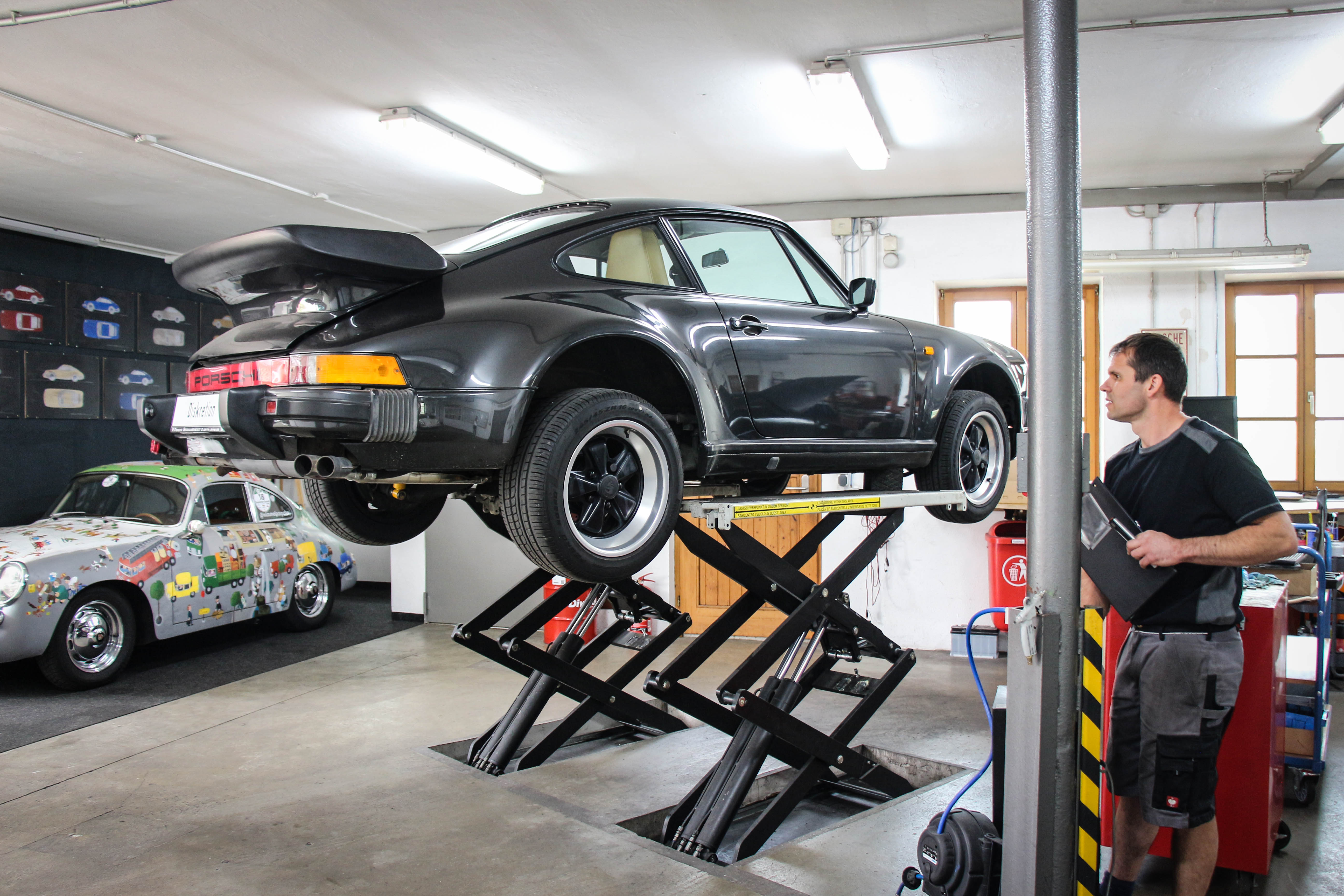 Porsche 911 in der Fachwerkstatt von MasterTec auf der Hebebühne