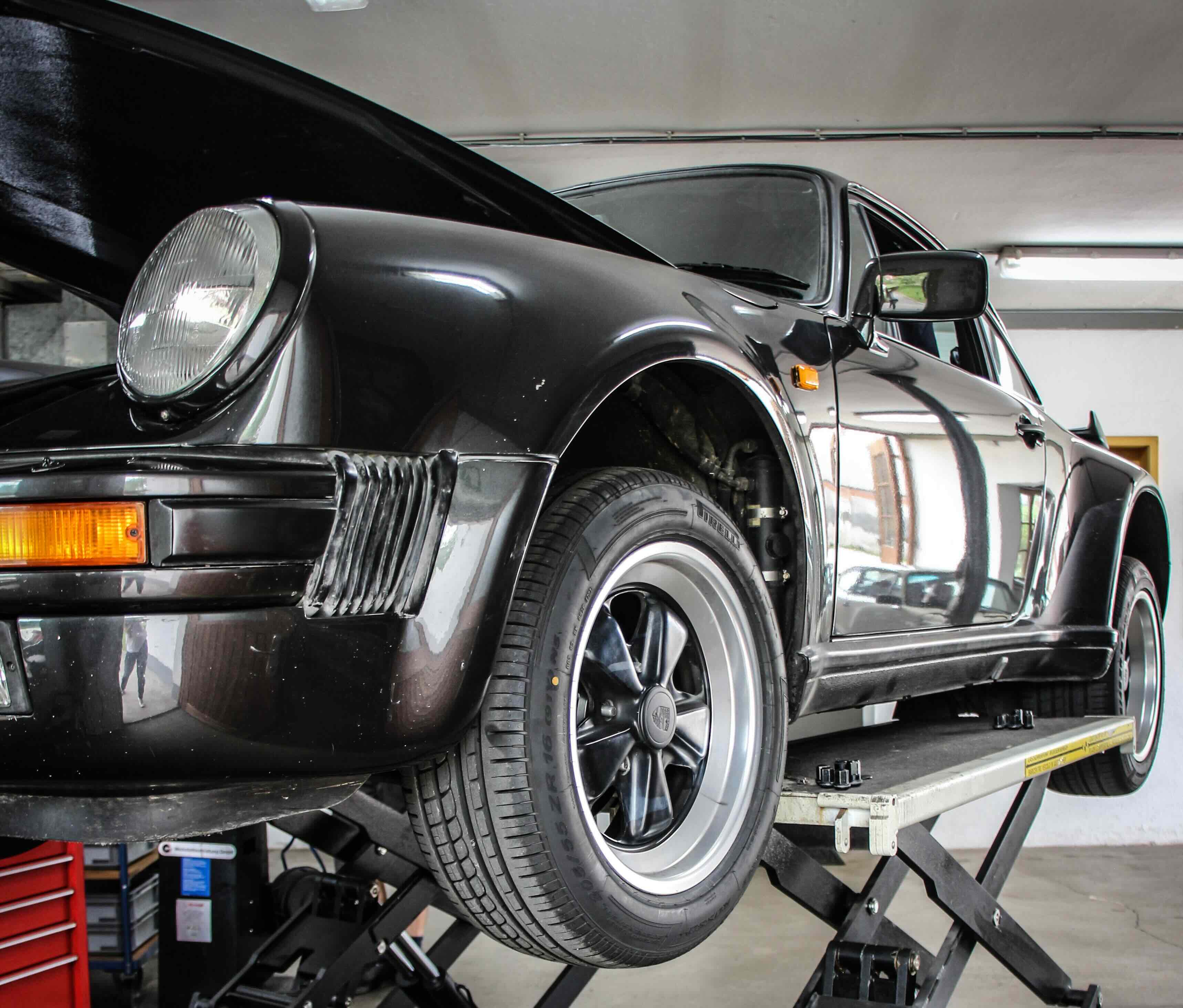 Porsche 911 auf der Hebebühne als Sinnbild für die Frage nach Originalität und langfristigem Wert