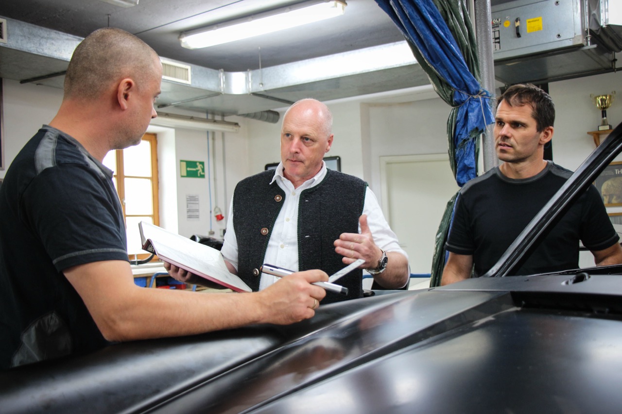 Gespräch in der Werkstatt von MasterTec als Sinnbild für die gewachsene Historie eines klassischen Porsche