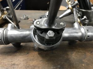 Überholter Achsträger und Fahrwerk des Porsche 912 im Detail.