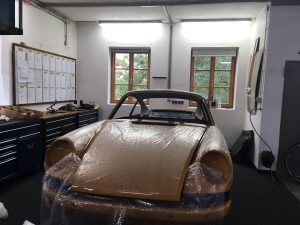Bahama Yellow Porsche 912 Karosserie in der Frontansicht.