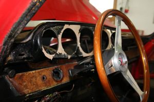 Cockpit des Porsche 912 mit Armaturen und Holzlenkrad.