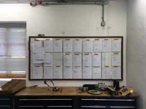 Dokumentation und Restaurierungspläne zum Porsche 912 in der Werkstatt.