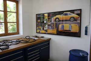 Farbkonzept zum Bahama Yellow Porsche 912 in der Werkstatt.