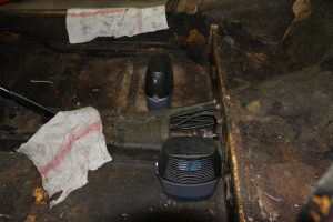 Innenraum und Bodenblech des Porsche 912 während der Demontage.