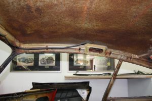 Innenraum und Dachbereich des Porsche 912 während der Demontage.