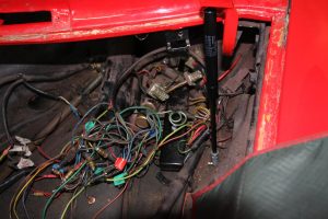 Kabelbaum im Innenraum des Porsche 912 während der Demontage.