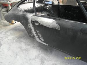 Seitenteil der Porsche 912 Karosserie schwarz grundiert.