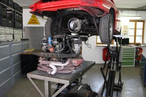 Motorraum des Porsche 912 auf der Hebebühne während der Demontage.