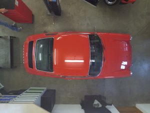 Porsche 912 vor der Restaurierung im roten Ausgangszustand aus der Draufsicht.