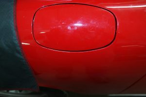 Roter Lack und Tankklappe am Porsche 912 vor der Restaurierung.