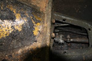 Unterboden und Achsbefestigung des Porsche 912 mit Rostspuren.