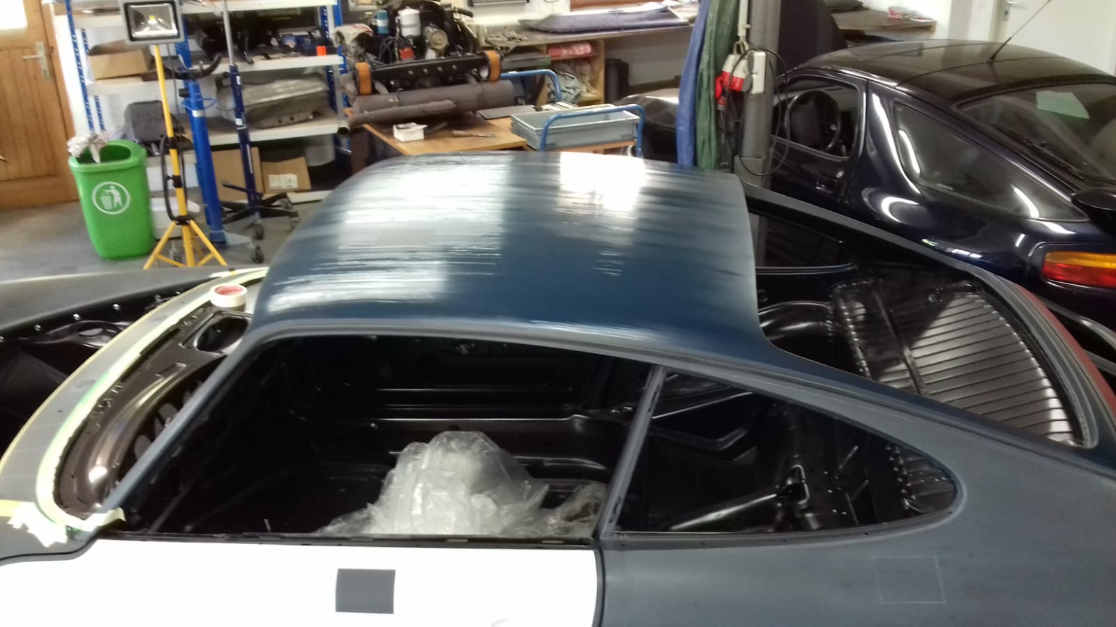 Dach und Heckscheibe des FamosNine Porsche 912 mit blauen und grauen Lackflächen