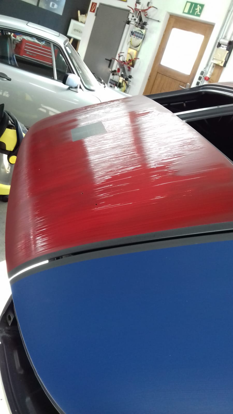 Rote und blaue Dachpartie des FamosNine Porsche 912 im Detail