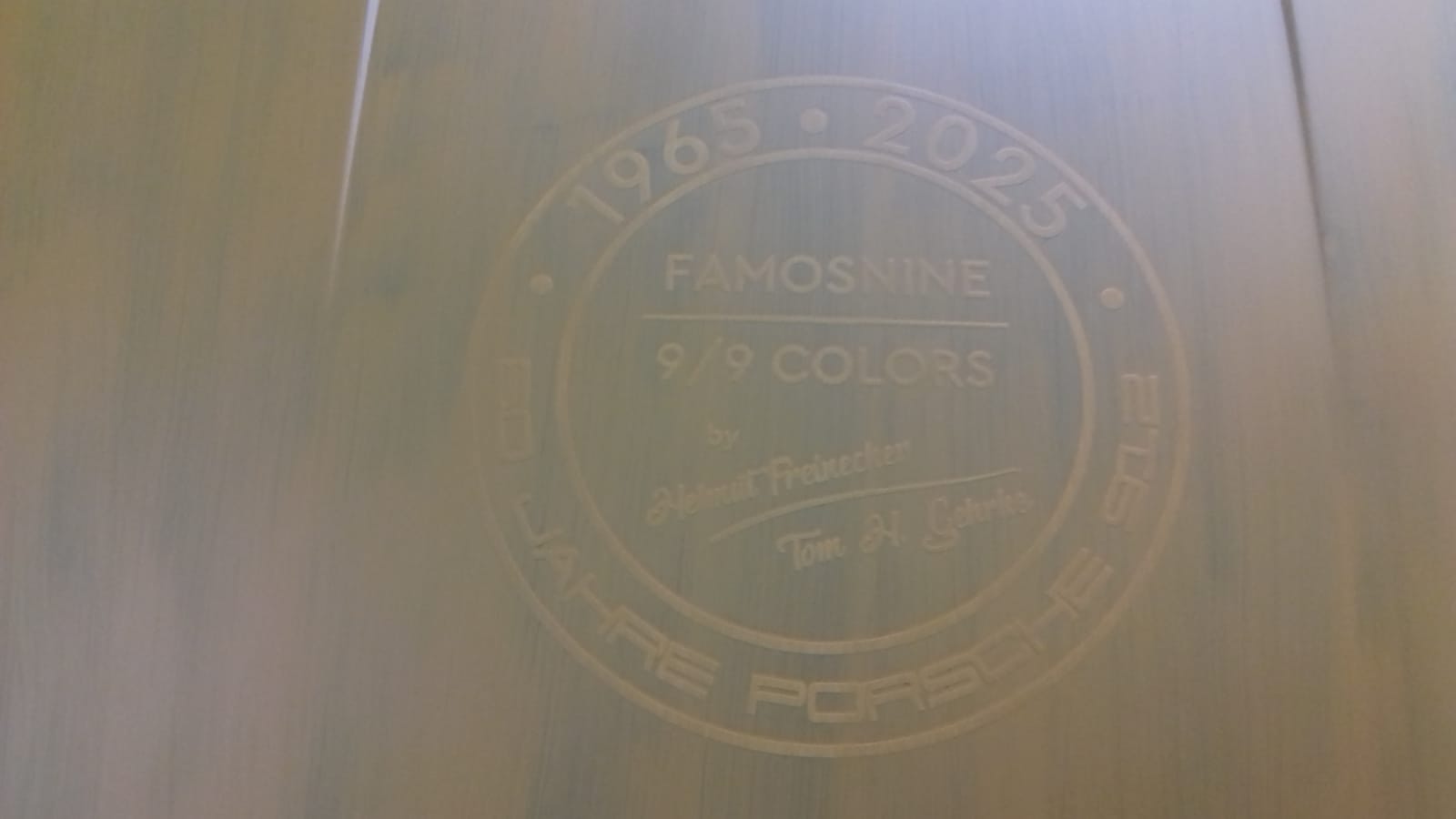 FamosNine Logo als feines Lackdetail auf dem Porsche 912
