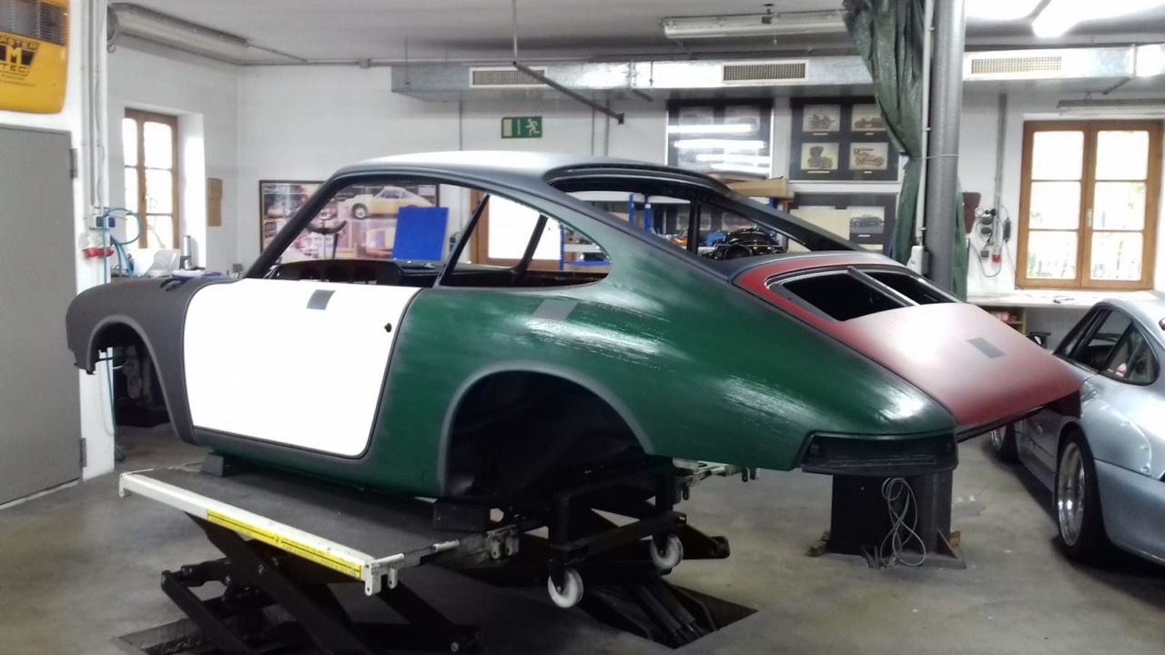 Seitenansicht des Porsche 912 mit grüner Heckpartie und weißer Tür im FamosNine Projekt