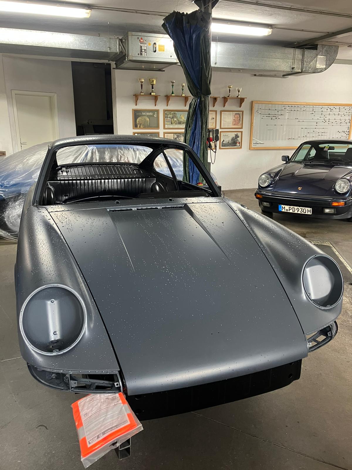 Frontansicht der grauen FamosNine Porsche 912 Karosserie in der Werkstatt
