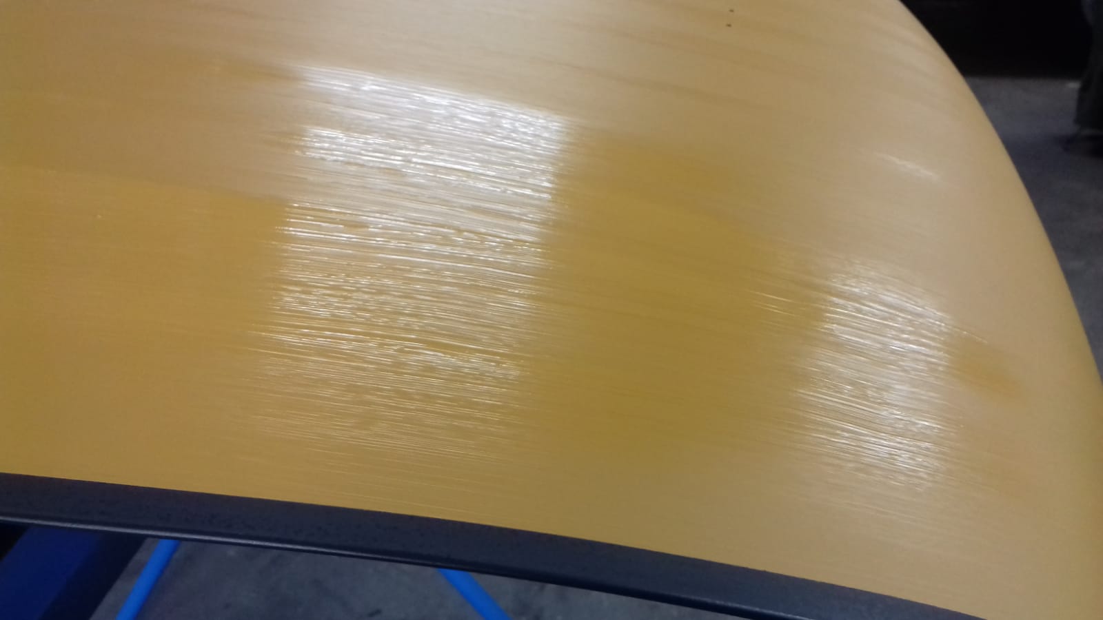 Detailaufnahme der gelben Lackoberfläche am FamosNine Porsche 912