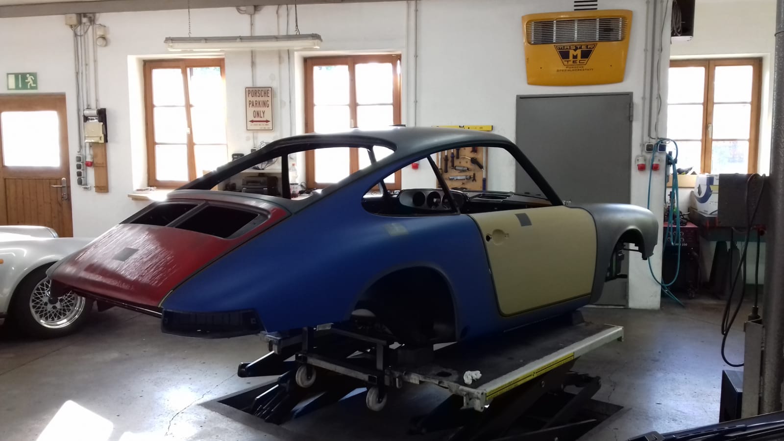Heckansicht des FamosNine Porsche 912 mit Blau Rot und gelber Tür