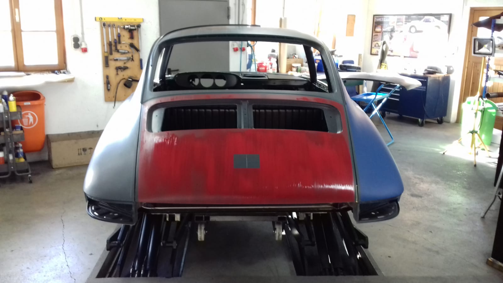 Heckansicht des FamosNine Porsche 912 mit roten und blauen Flächen in der Werkstatt