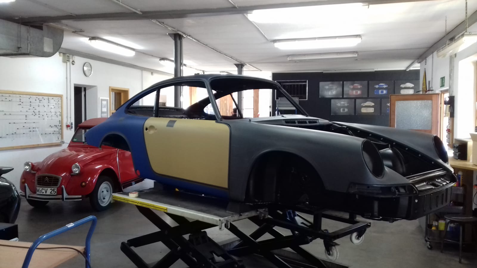 FamosNine Porsche 912 auf der Hebebühne mit blauer Seitenfläche und gelber Tür