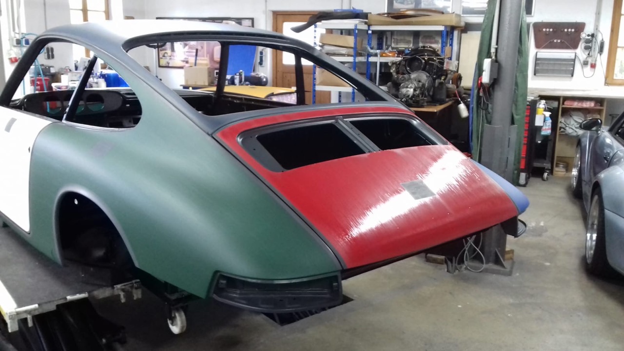 Porsche 912 Karosserie in Grün und Rot beim Aufbau des FamosNine Projekts in der Werkstatt von MasterTec