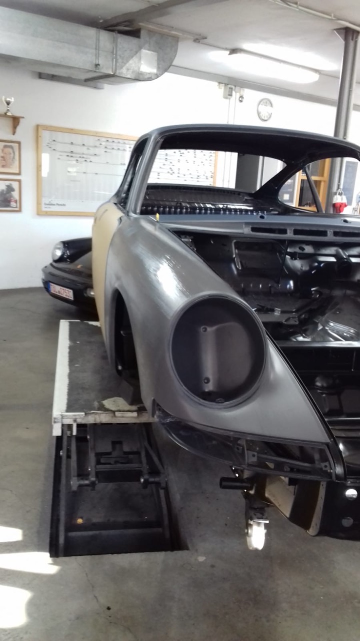 Rohbau der Porsche 912 Karosserie mit Blick auf die Frontpartie in der Werkstatt von MasterTec