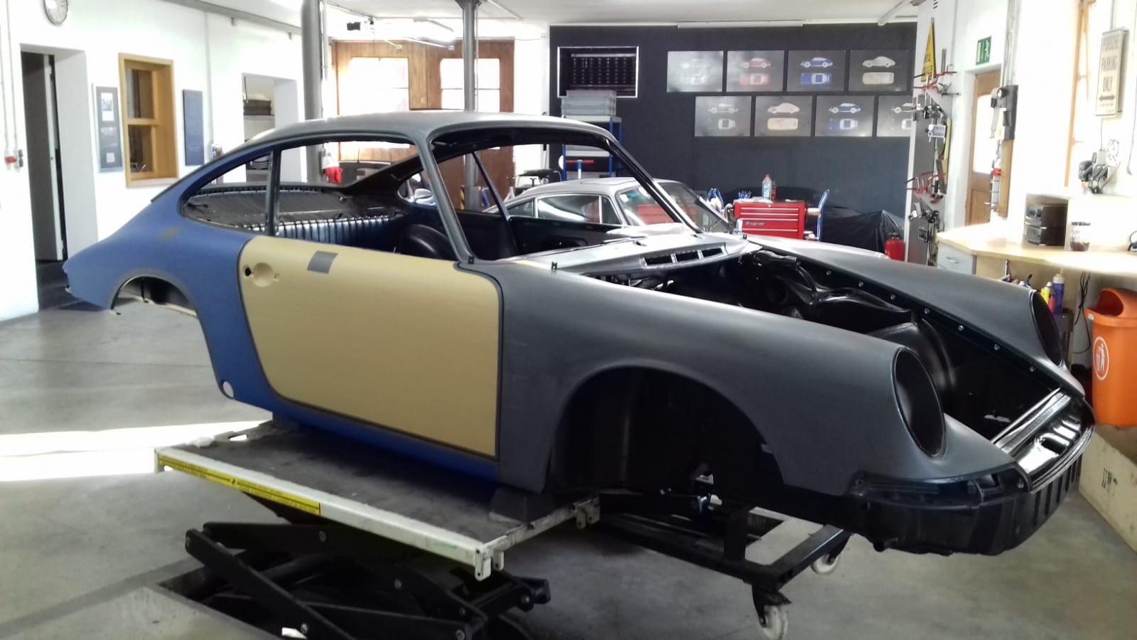Seitenansicht der FamosNine Porsche 912 Karosserie mit gelber Tür