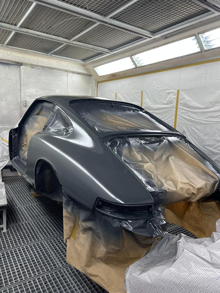 FamosNine Porsche 912 in der Lackierkabine vorne links abgedeckt