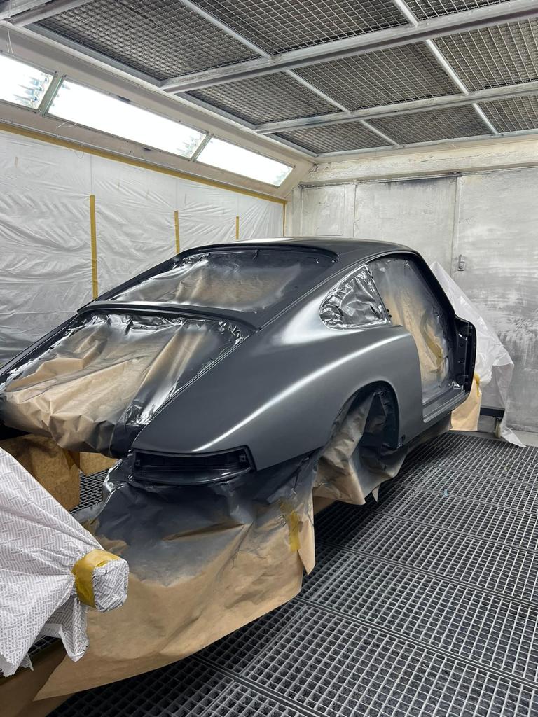 FamosNine Porsche 912 in der Lackierkabine vorne rechts abgedeckt