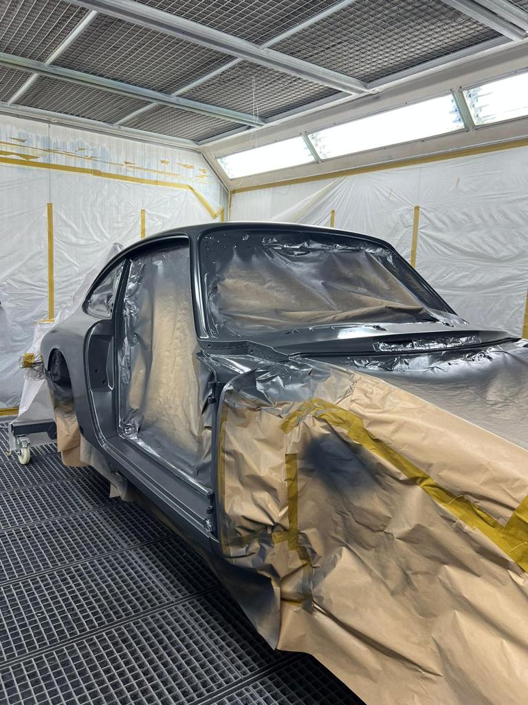 Rechte Seite des FamosNine Porsche 912 in der Lackierkabine abgedeckt