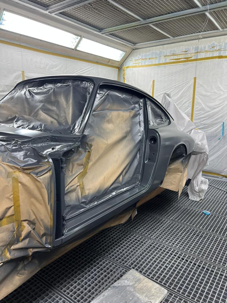 FamosNine Porsche 912 in der Lackierkabine mit abgedeckter Seitenansicht