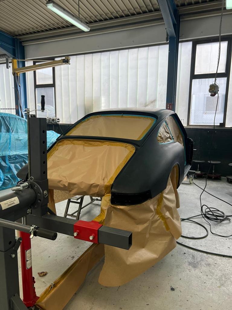 Rechte Heckpartie des FamosNine Porsche 912 während der Lackiervorbereitung