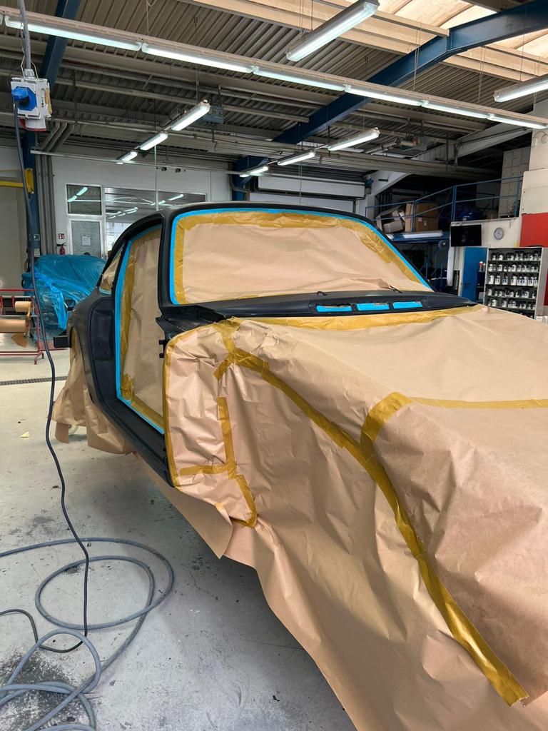 Abgedeckte Karosserie des FamosNine Porsche 912 während der Lackiervorbereitung