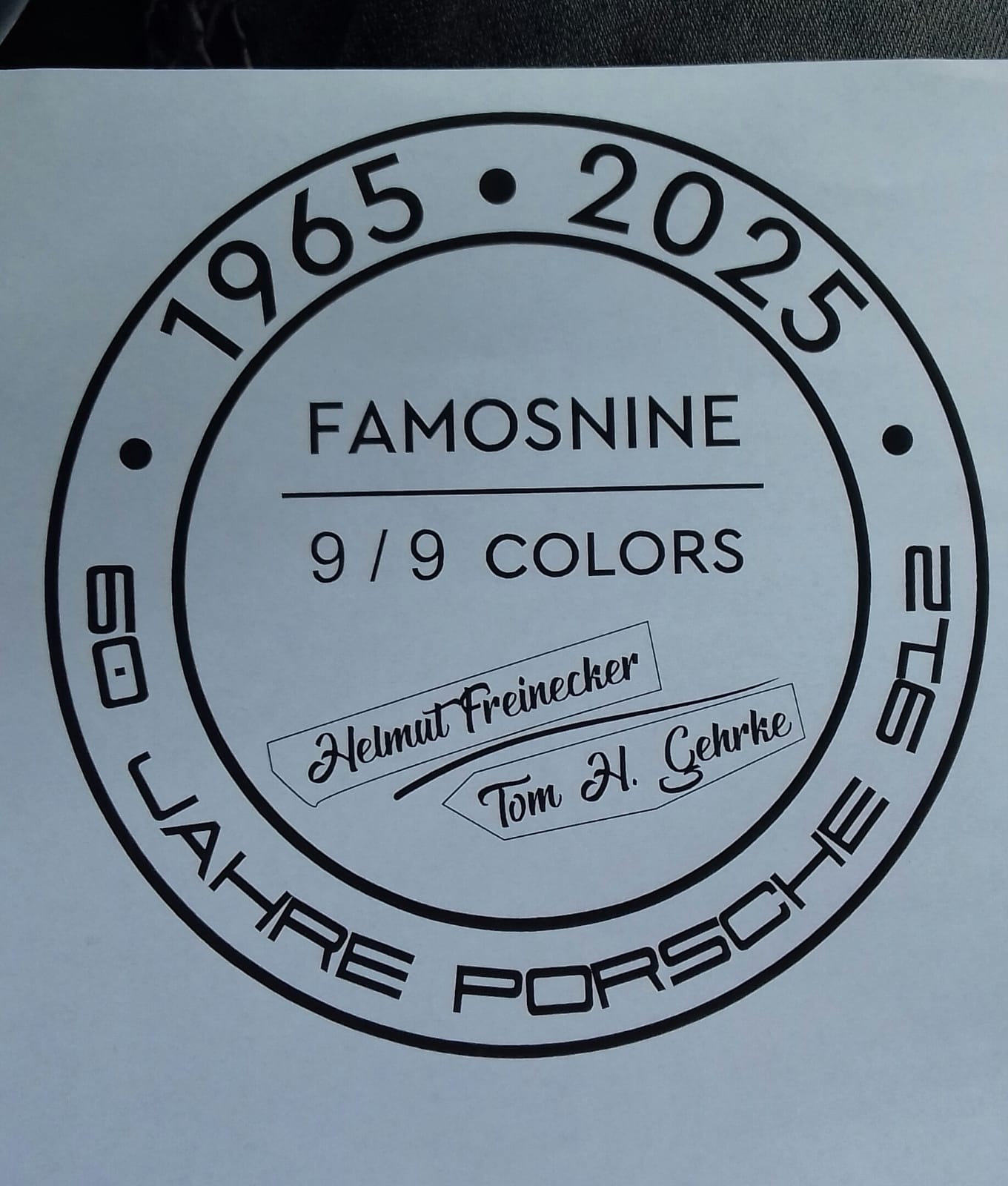 FamosNine Plakette mit 1965 bis 2025 und neun Porsche Farben