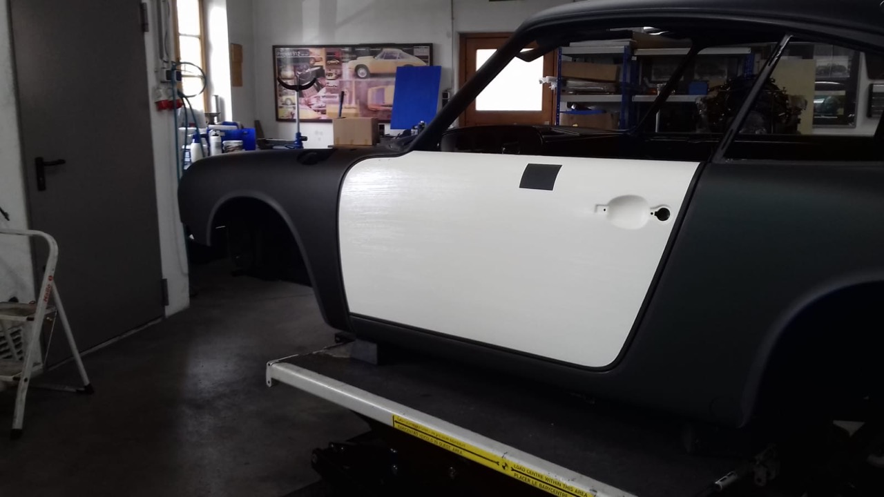 Seitenansicht des FamosNine Porsche 912 mit weißer Tür während des Neuaufbaus