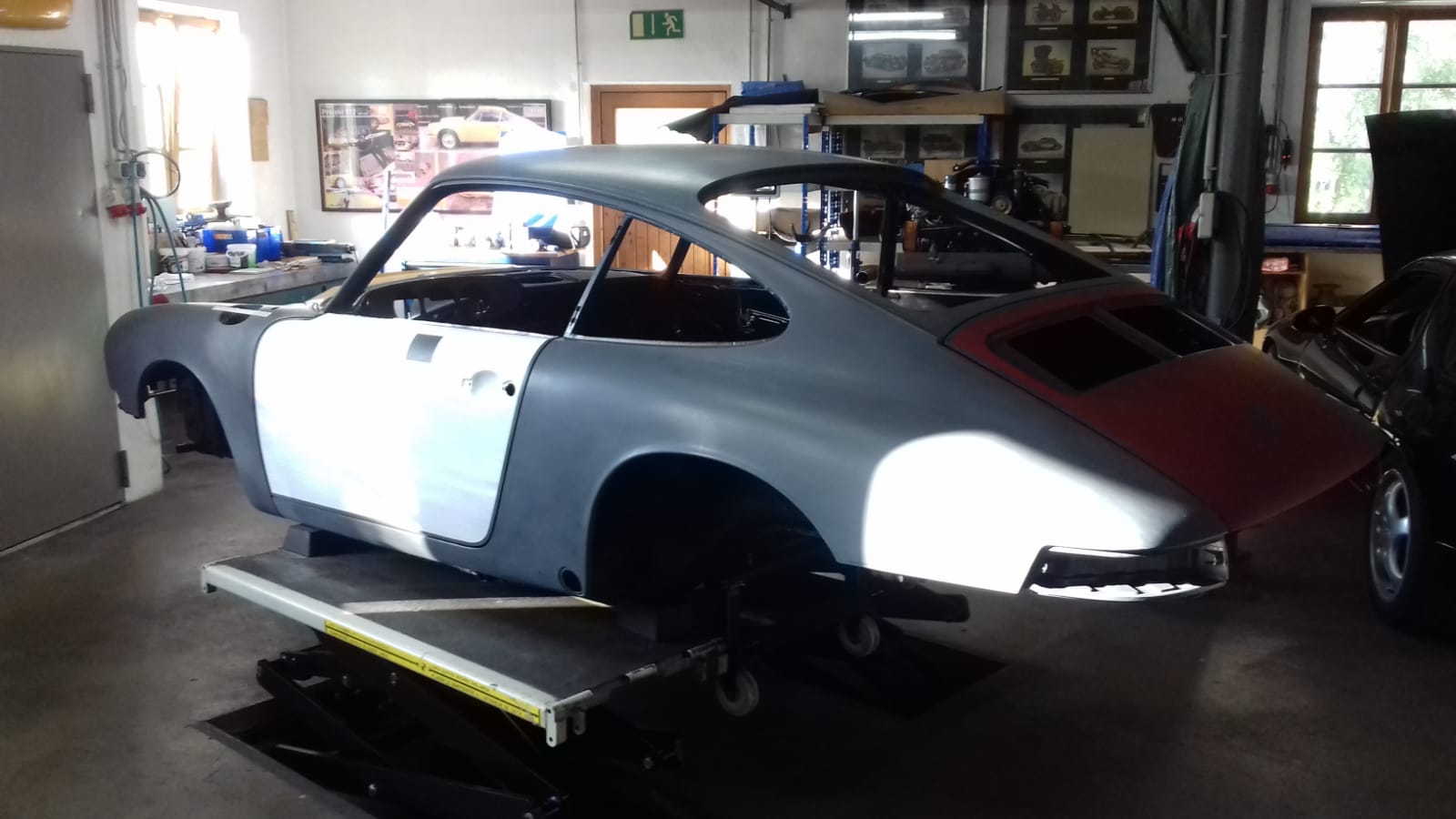 Seitenansicht des FamosNine Porsche 912 mit weißer Tür und roter Haube